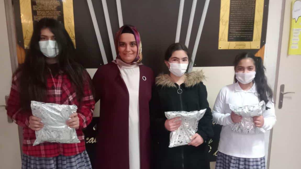 İstiklal Marşı'nı Güzel Okuma Yarışmasında Dereceye Giren Öğrenciler 